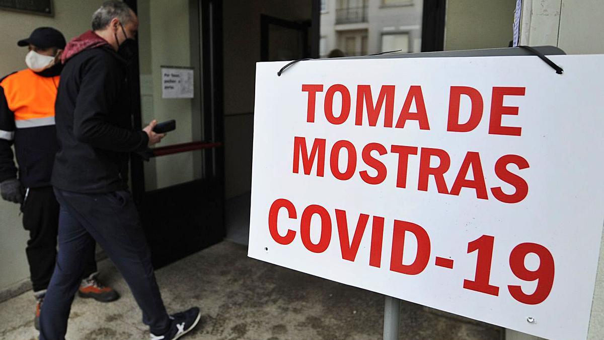 Cartel indicativo del acceso para la toma de muestras para test COVID en un centro de salud.