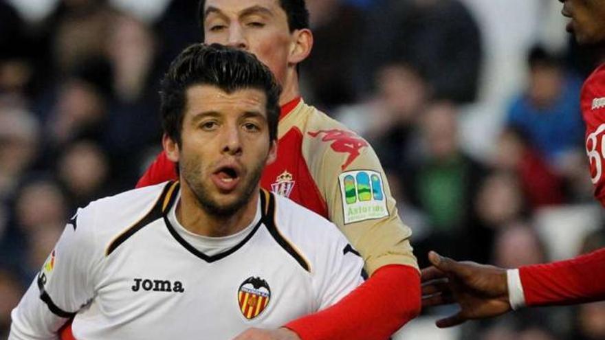 Dealbert, agarrado por un jugador del Sporting de Gijón durante un encuentro. / superdeporte