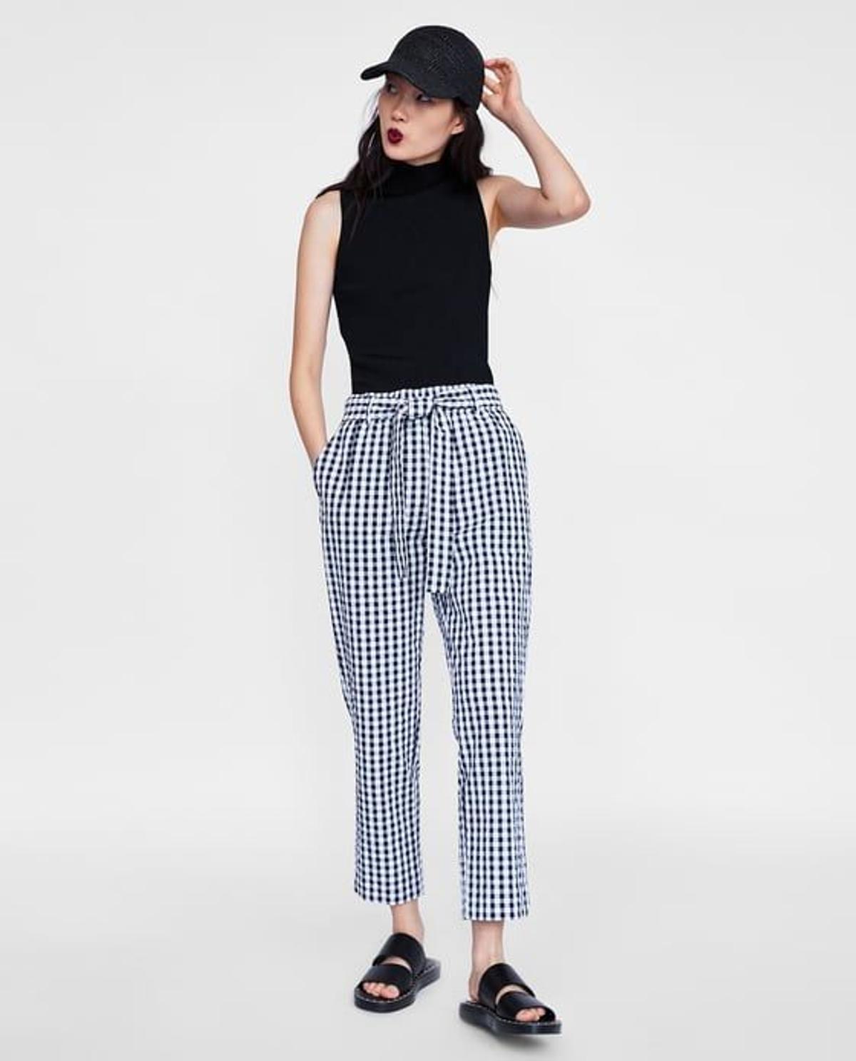 Pantalón vichy con lazo de Zara (Precio: 22,95 euros)