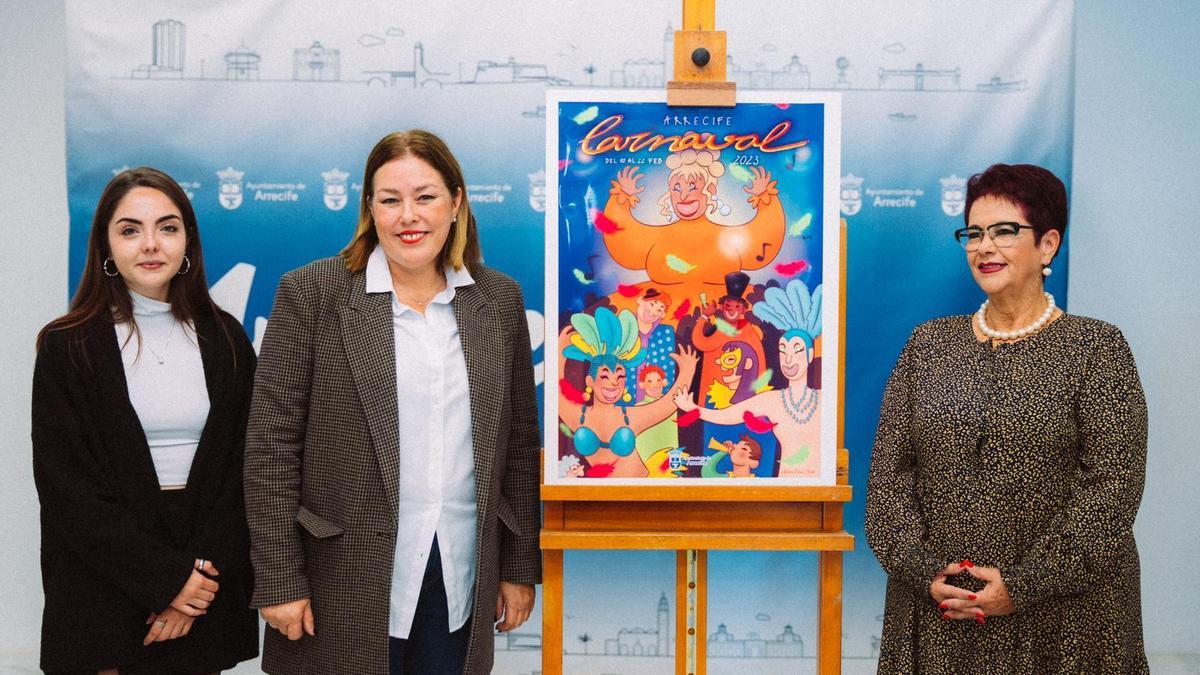 Andrea Ruano Criado junto a Astrid Pérez y Encarna Páez en la presentación del Cartel de Carnaval de Arrecife 2023.