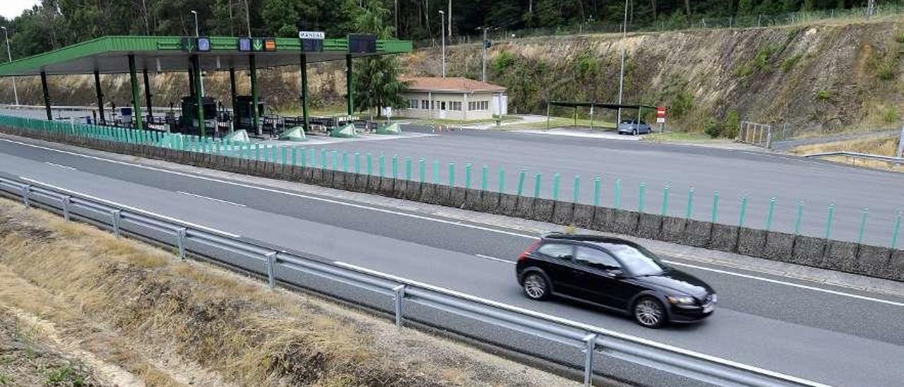 Estación de peaje de la autopista a su paso por el municipio silledense. // Bernabé/Javier Lalín