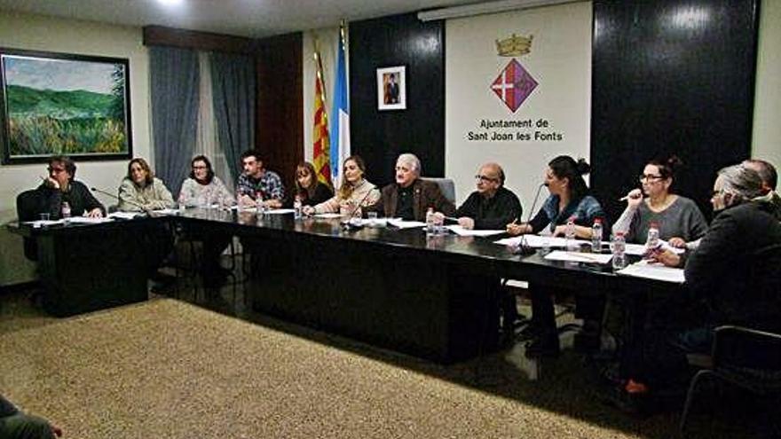 Un moment del darrer ple de l&#039;Ajuntament de Sant Joan les Fonts.