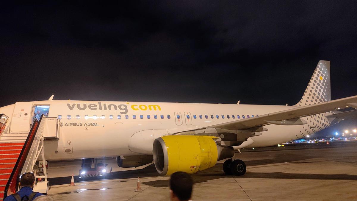 Un A320 de Vueling a punto de volar entre Vigo y Barcelona de madrugada
