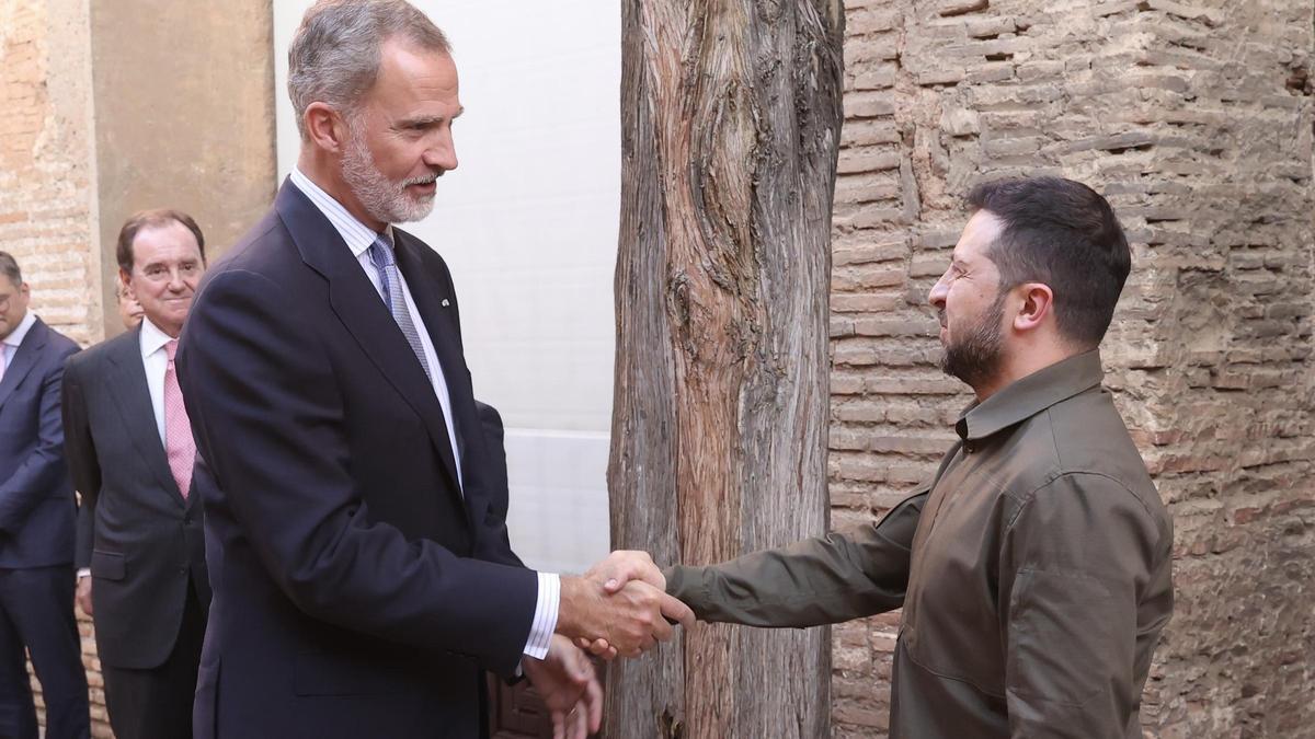 Felipe VI y Volodimir Zelenski en III Cumbre de la Comunidad Política Europea