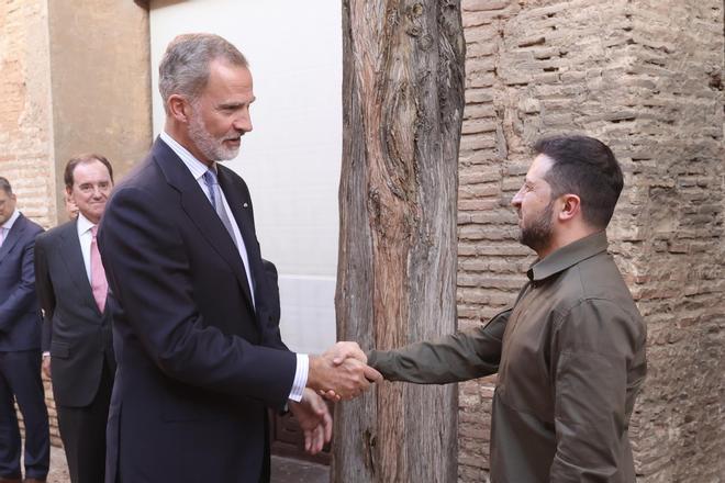 Felipe VI y Volodimir Zelenski en III Cumbre de la Comunidad Política Europea