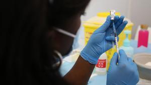 Una enfermera prepara la vacuna este viernes en la Fira de Barcelona.