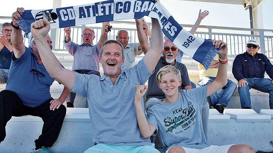 Holger Tönges und Sohn Jakob freuen sich schon mal vor. Die Senioren hinter ihnen stellten sich freundlicherweise zum MZ-Fototermin zur Verfügung.