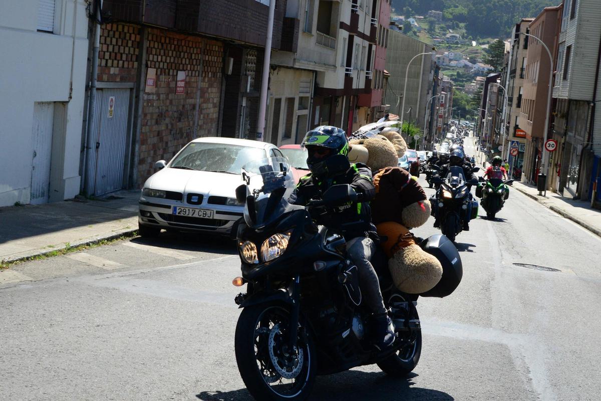 Algunos de los moteros se buscaron acompañantes especiales para acudir a la concentración de Bueu, como este aficionado a las dos ruedas con un gran oso de peluche.