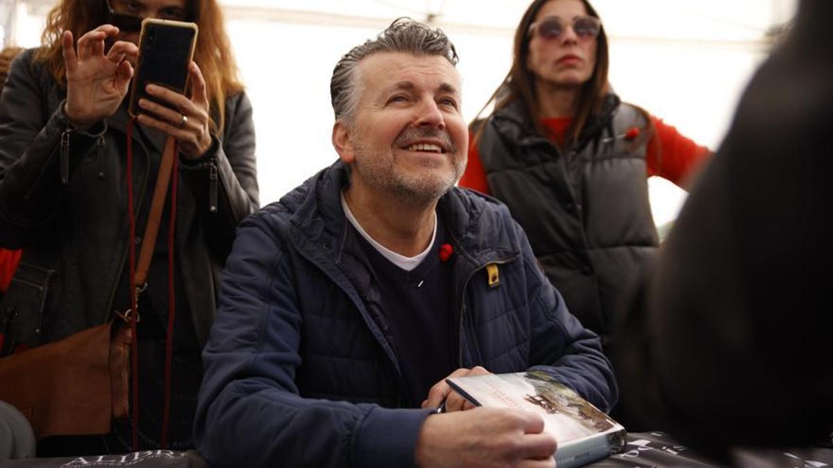 El músico y escritor Ramon Gener, firmando en Sant Jordi.