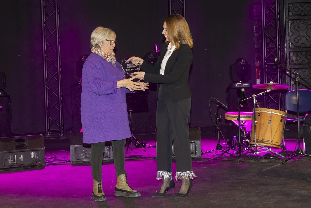 Distinción para la soprano y violinista Rocío Ruiz (lo recogió su madre Pepa Cobarro)