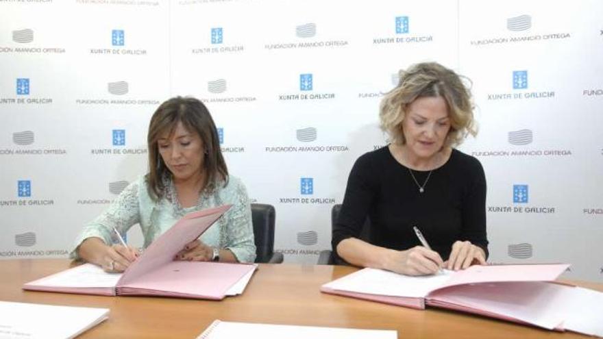 Beatriz Mato y Flora Pérez, ayer, durante la firma del convenio en la Fundación Amancio Ortega. / fran martínez