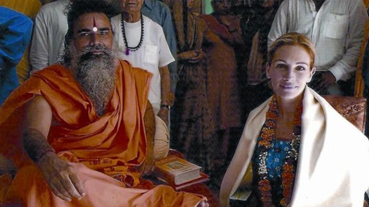 Julia Roberts, con el maestro hindú Swami Dharmdev, en una escuela religiosa de Pataudi, en India, en septiembre del 2009.