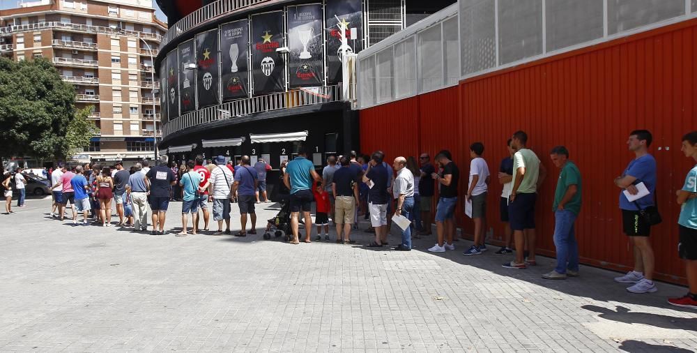 Colas en las taquillas de Mestalla