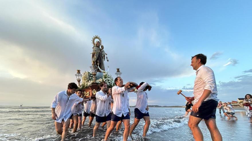 EN IMÁGENES: La Virgen del Carmen se sumergen en las aguas del Cantábrico en Salinas