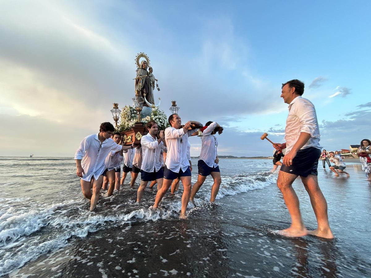 EN IMÁGENES: La Virgen del Carmen se sumergen en las aguas del Cantábrico en Salinas