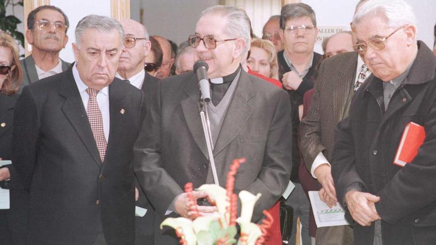 El exalcalde, Antonio Alonso (a la izquierda), junto al que fuera obispo Victorio Oliver, durante la inauguración de la sede de Cáritas Almoradí, en 1999.