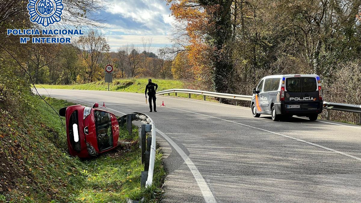 El cotxe accidentat i la Policia Nacional senyalitzant la zona a Camprodon