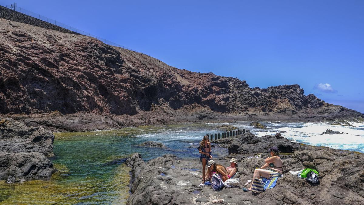 Así es la piscina natural El Charcón, el lugar donde la cobertura no existe y la desconexión está asegurada