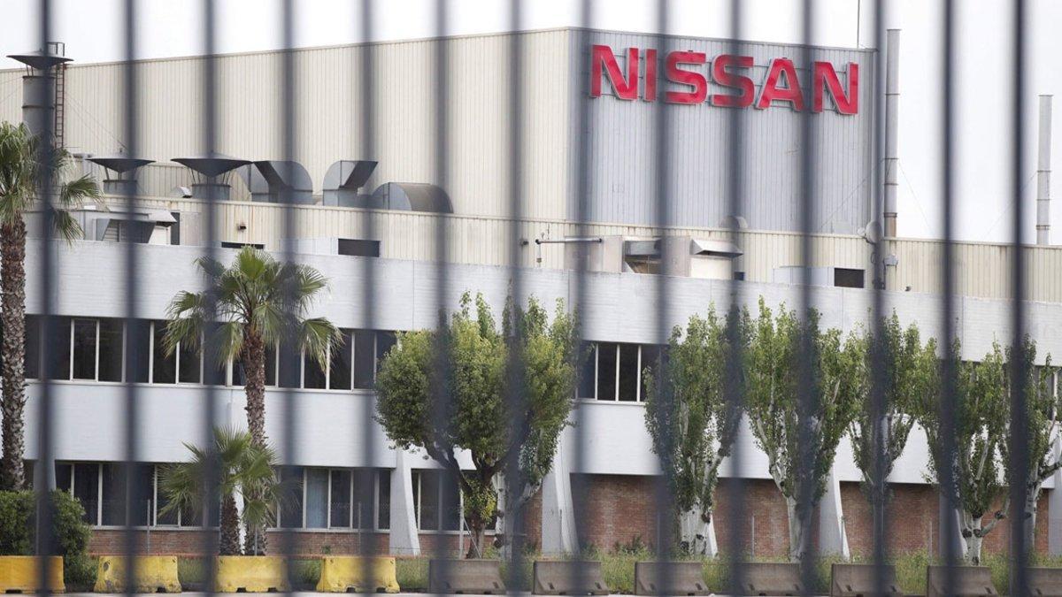 GRAF5576. BARCELONA, 14/05/2020.- Vista exterior de la planta de Nissan en la zona franca de Barcelona, este jueves. Nissan planea cerrar su fábrica de Barcelona dentro de su plan de reducción de costes, una medida que se haría oficial a final de mes según las informaciones que han trascendido este jueves del diario nipón Nikkei, aunque la Generalitat insiste en que la decisión aún no está tomada y reclama claridad a la firma automovilística, mientras que los sindicatos prometen dar guerra. EFE/ Alejandro García