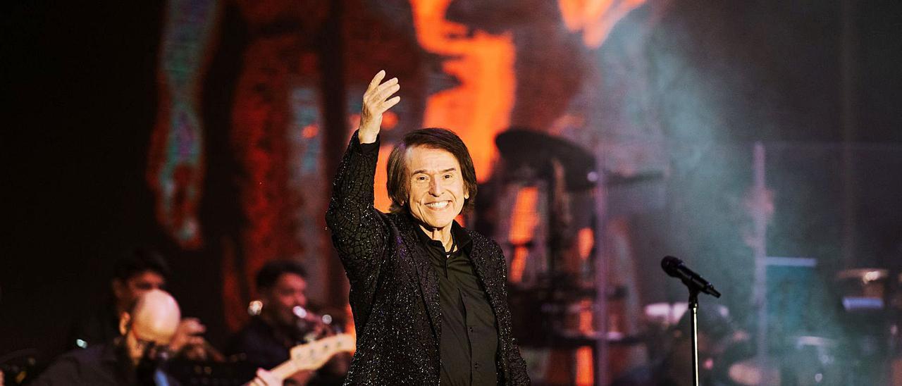 Raphael celebró anoche en Mallorca sus 60 años sobre los escenarios ante alrededor de 2.000 espectadores. | ÁNGEL ROMO / MALLORCA LIVE