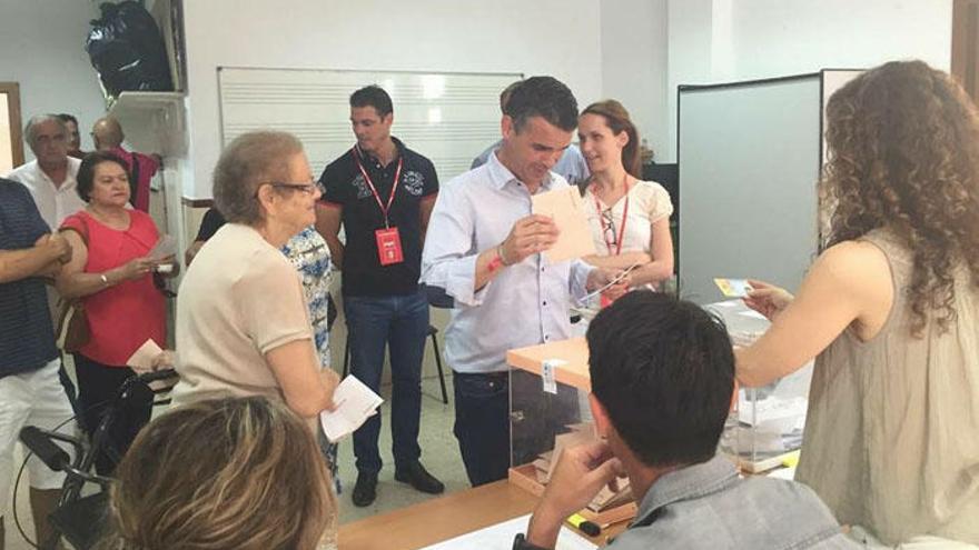 José Bernal, alcalde de Marbella, votando.