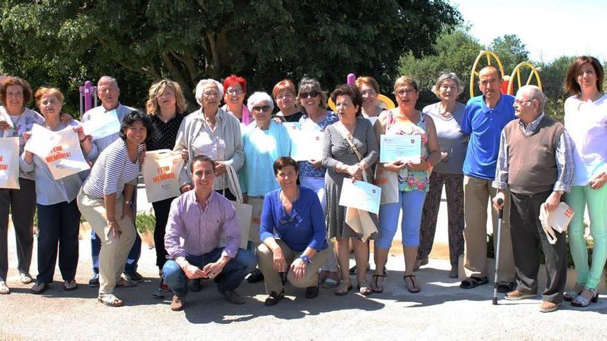 Organizadores y participantes en el taller de memoria de Santanyí.