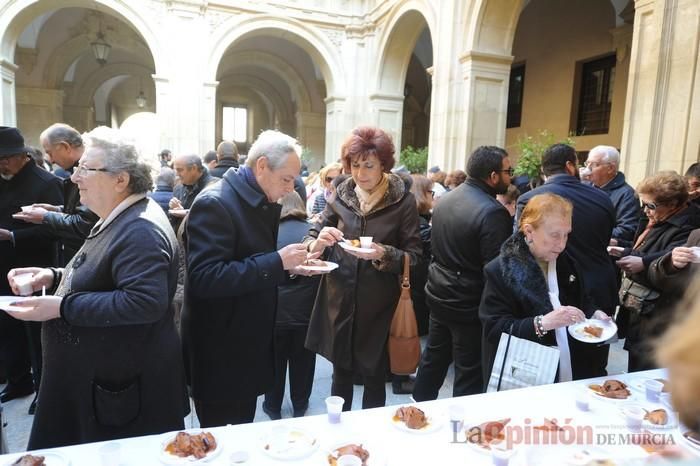 Reparto de boniatos en el Palacio Episcopal por San Fulgencio