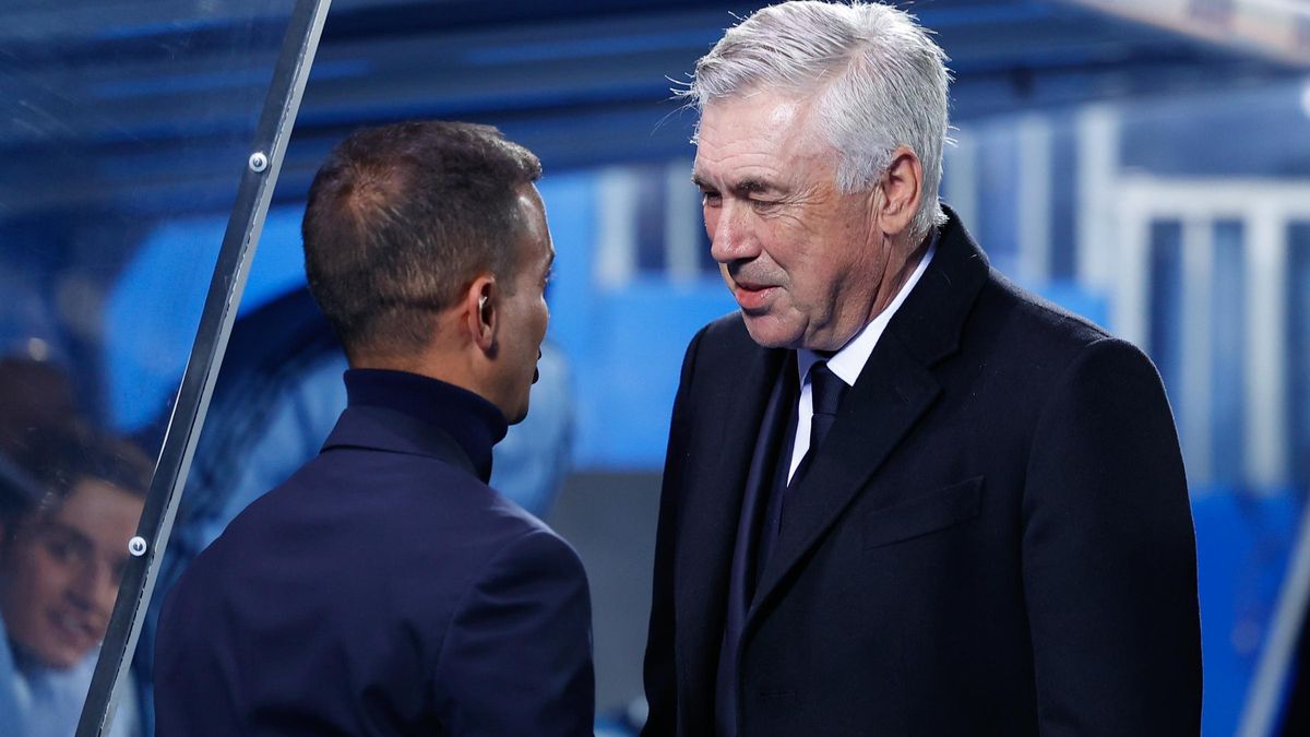 Carlo Ancelotti, entrenador del Real Madrid, conversa con Borja Jiménez, del CD Leganés.