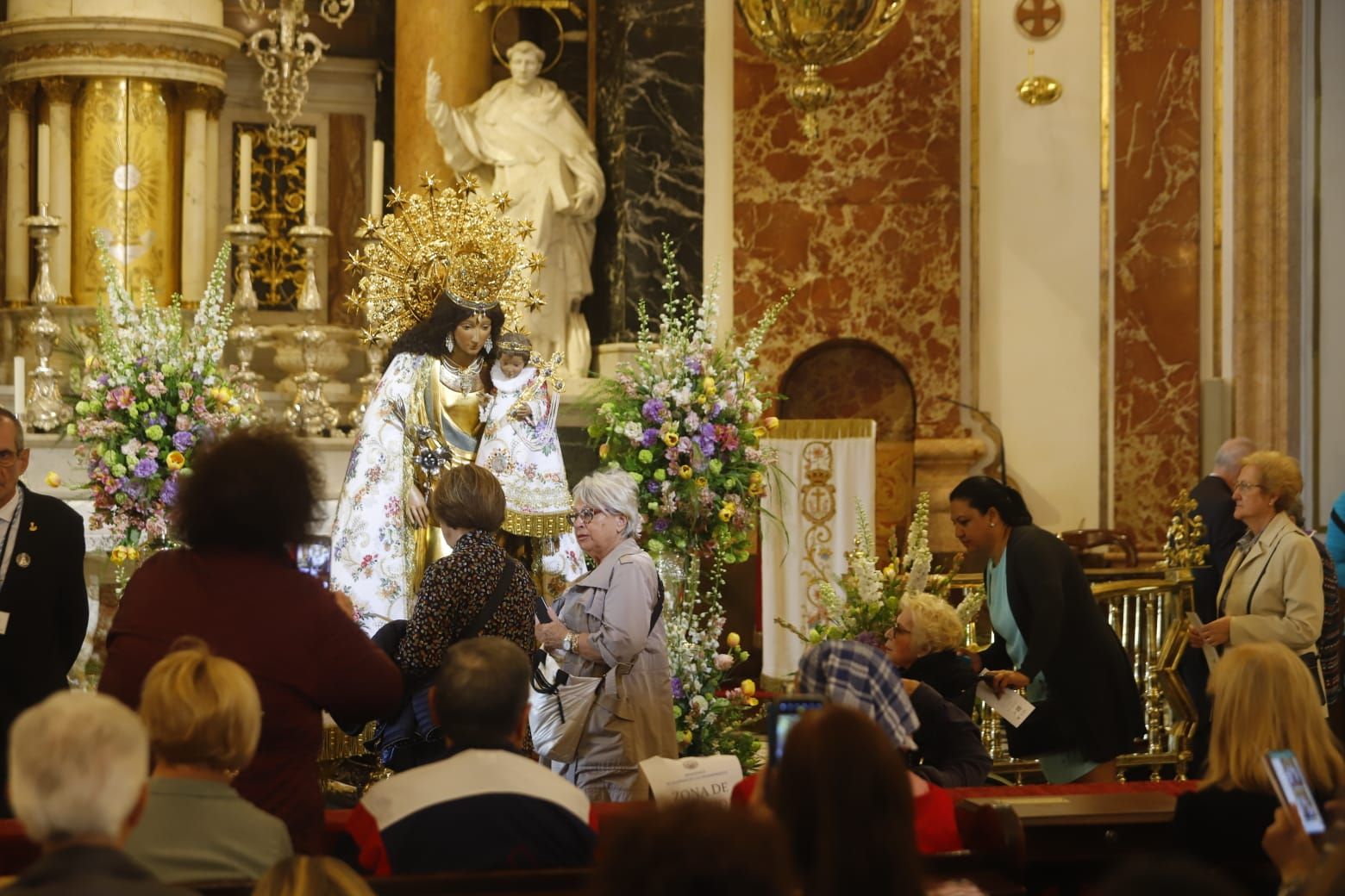 Comienza el Besamanos a la virgen pese al mal tiempo