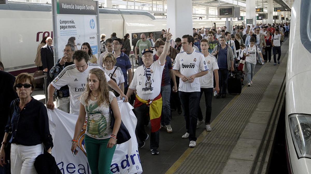 Aficionats del Madrid, a l’arribar a l’estació de l’AVE Joaquín Sorolla de València.