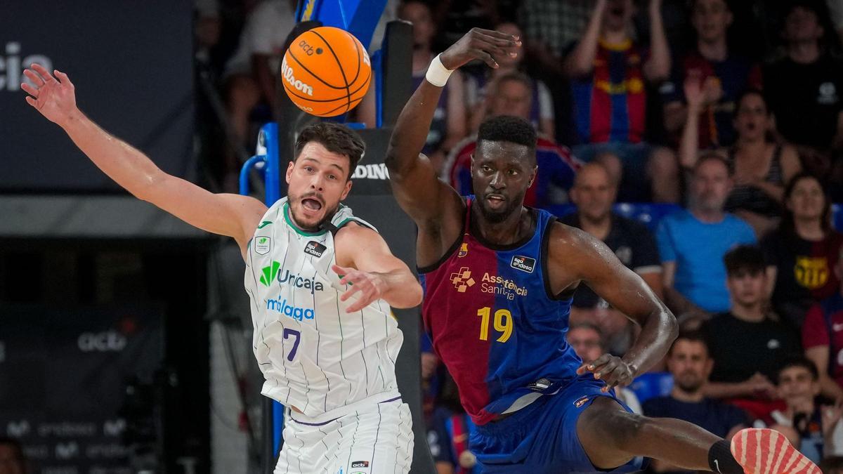 Barreiro, del Unicaja, y Fall, del Barça, pelean por un balón en el Palau Blaugrana. Barreiro, del Unicaja, y Fall, del Barça, pelean por un balón en el Palau Blaugrana.