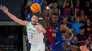 Barreiro, del Unicaja, y Fall, del Barça, pelean por un balón en el Palau Blaugrana.