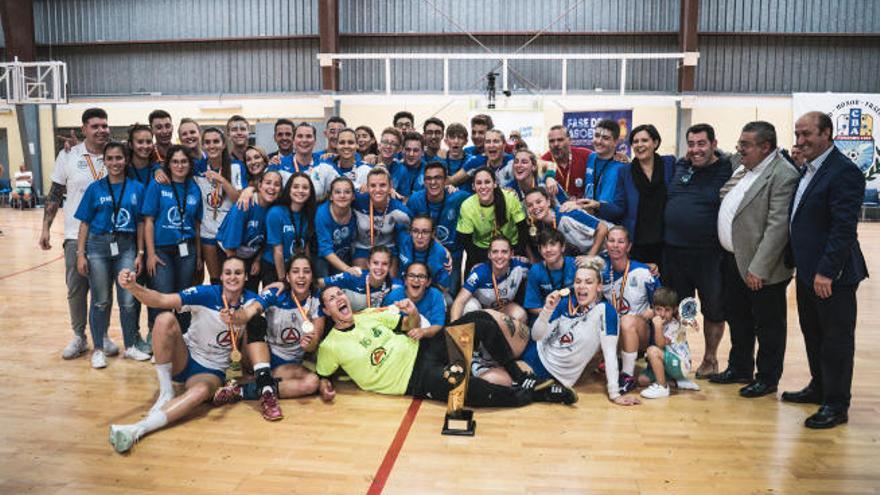 Plantilla, cuerpo técnico, directivos y autoridades festejan el ascenso del Salud Tenerife.