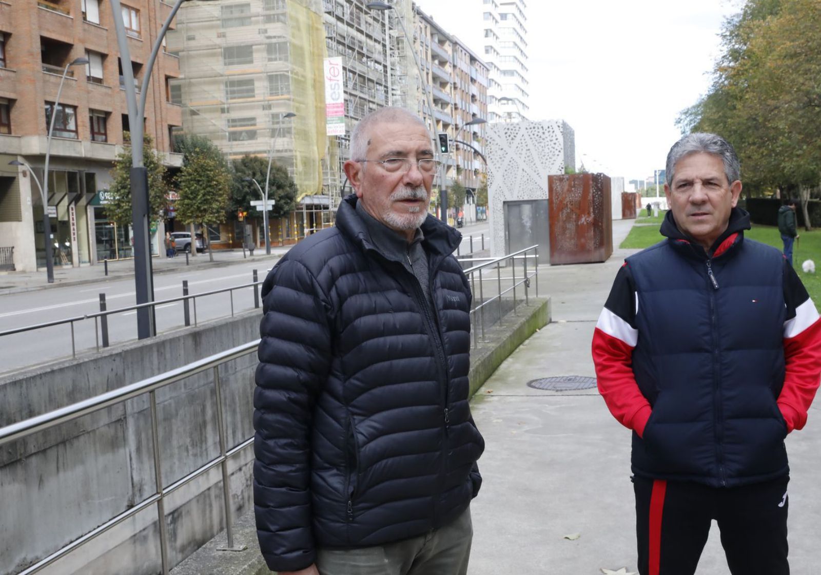 José Miguel Alguero, a la izquierda, y Juan García, junto a la rampa del aparcamiento de la avenida de Castilla. | M. L.