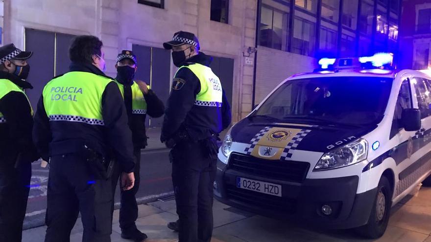 La Policía, anoche, desplegada por el centro de Alicante.