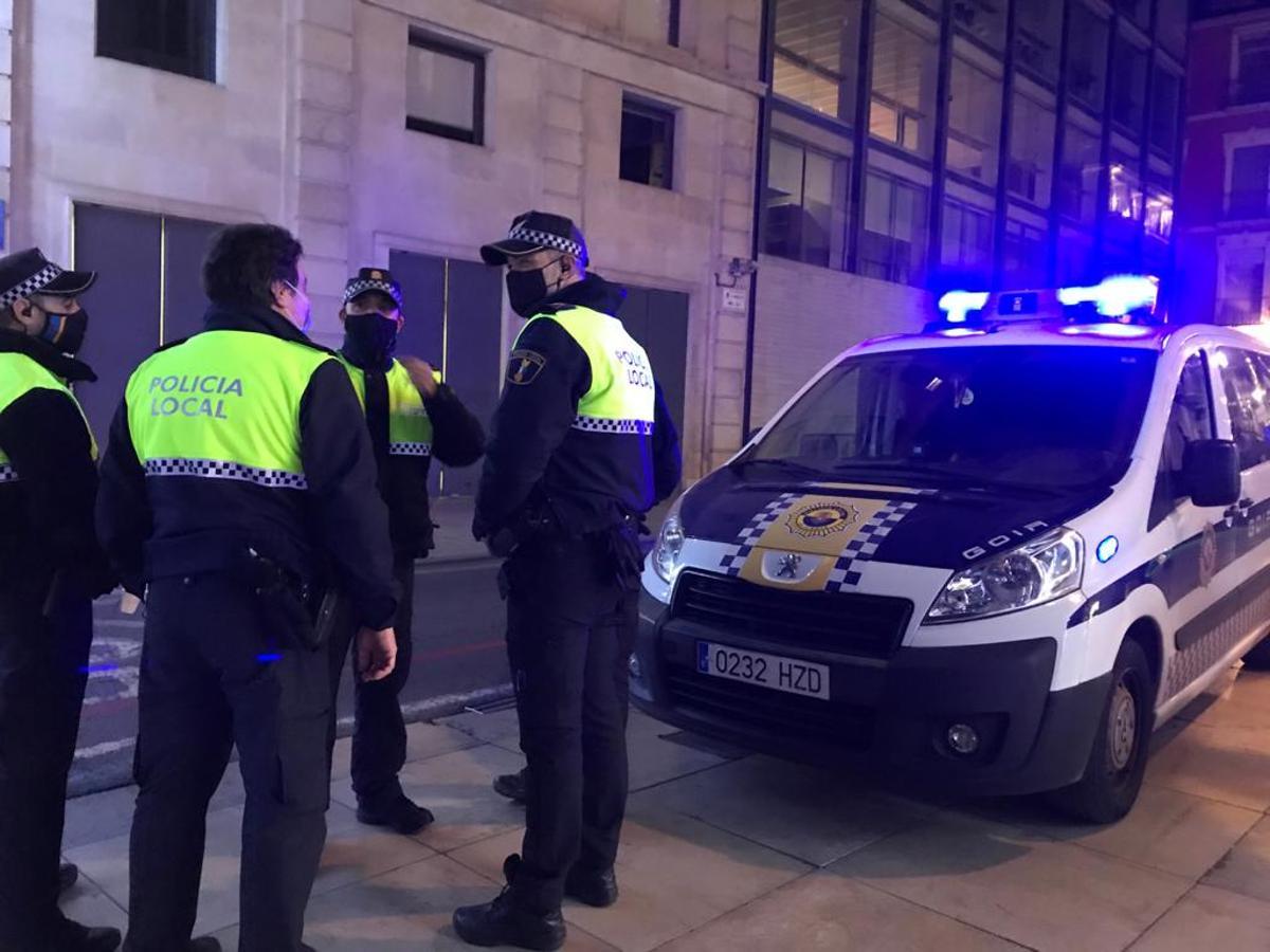 La Policía, anoche, desplegada por el centro de Alicante.