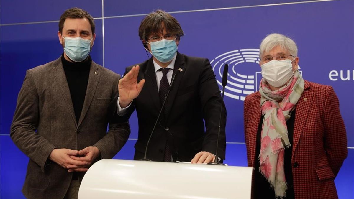 Brussels (Belgium)  09 03 2021 - Member of European Parliament Catalonia s former regional president Carles Puigdemont (C)  MEP and Former Catalan education minister Clara Ponsati (R) and dismissed Catalan regional Minister of Health Antoni Comin give a press conference at the European Parliament in Brussels  Belgium  09 March 2021  The European Parliament on 09 March voted in favor of stripping Puigdemont and two of his associates of immunity  Spain had requested the extradition of Puigdemont  who fled to Belgium in October 2017 after a referendum on the independent of Catalonia  (Belgica  Espana  Bruselas) EFE EPA STEPHANIE LECOCQ