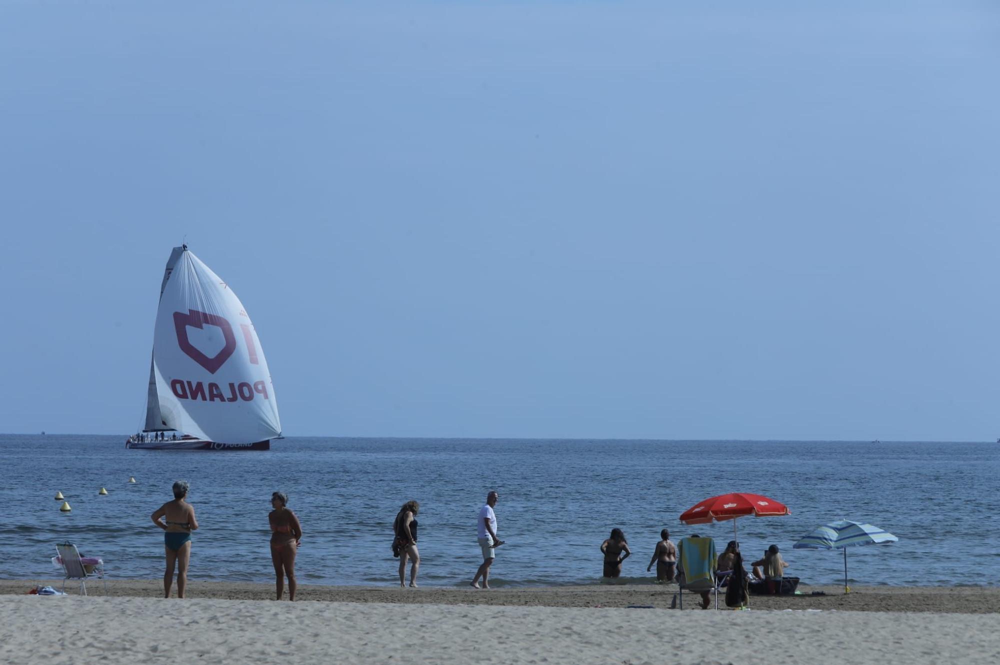 Llenazo en las playas de València este domingo, 15 de octubre