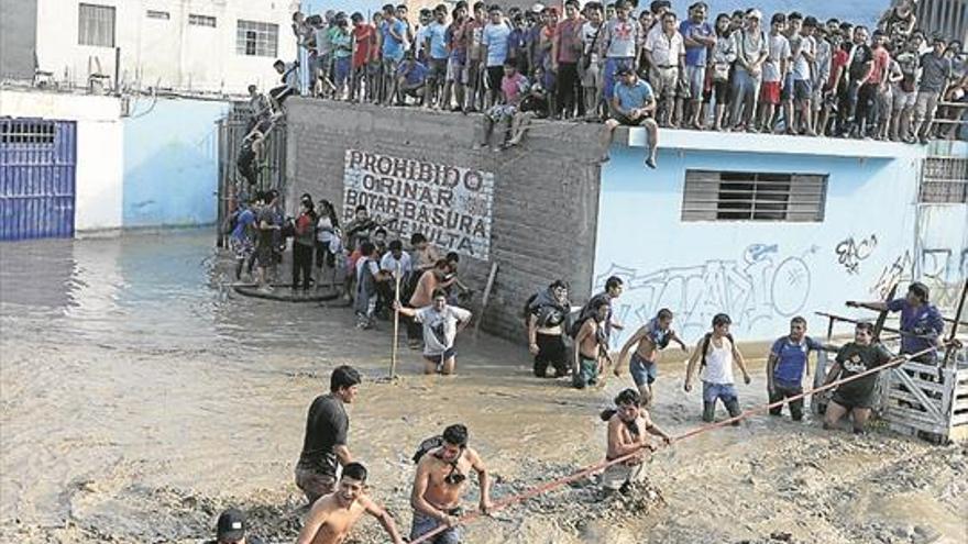 ‘El Niño’ golpea Perú con diluvios y avalanchas de lodo