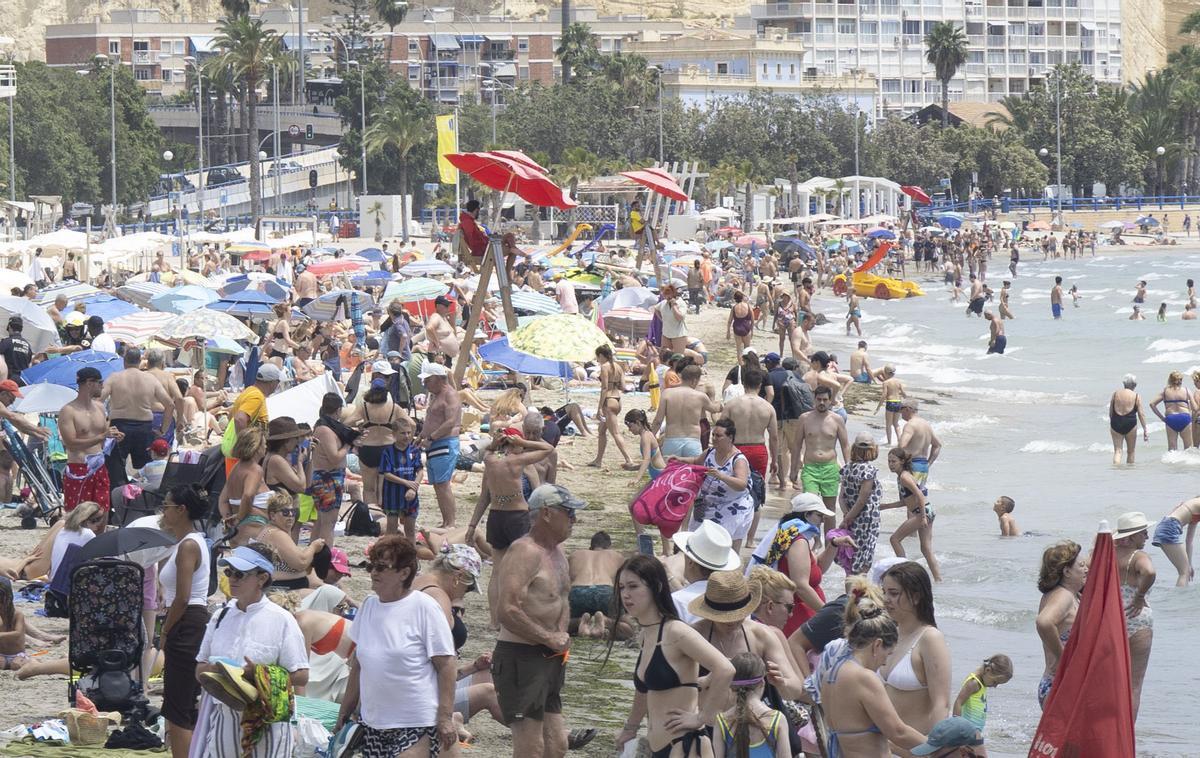 La playa del Postiguet de Alicante el pasdo jueves, llena y con servicio de socorrismo