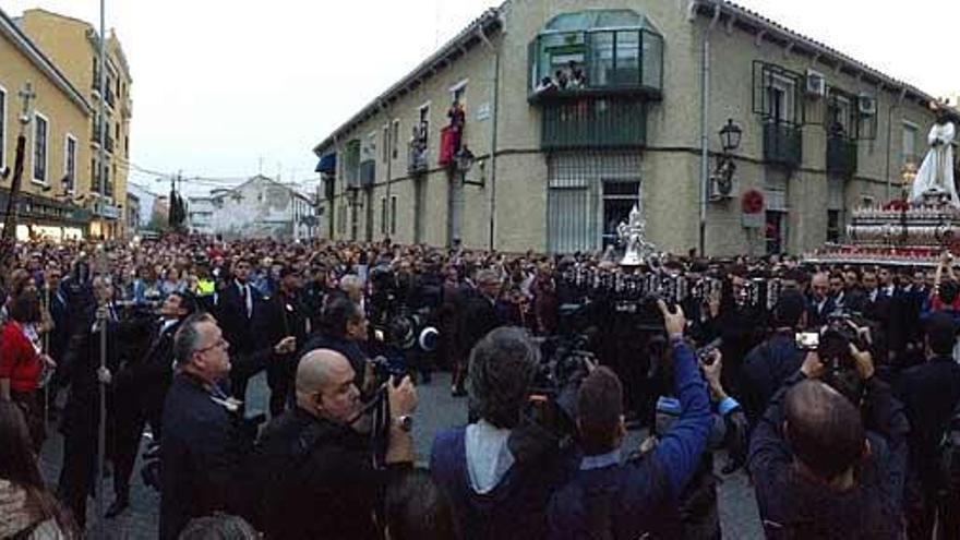 Miles de personas abarrotan las calles de la Trinidad.