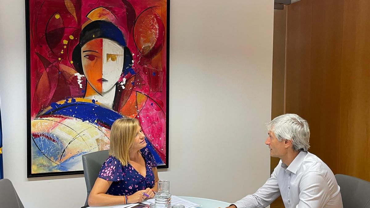 La delegada, Pilar Bernabé, durant la reunió, amb el cap de la demarcació de Carreteres, Guillermo Llopis