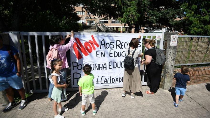 Afectados colgando un cartel de protesta en el centro.   // GUSTAVO SANTOS