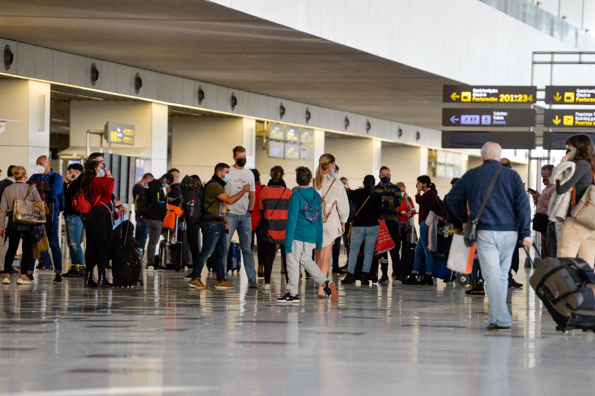 Caos en el aeropuerto de Gran Canaria por las cancelaciones de vuelos a Madrid