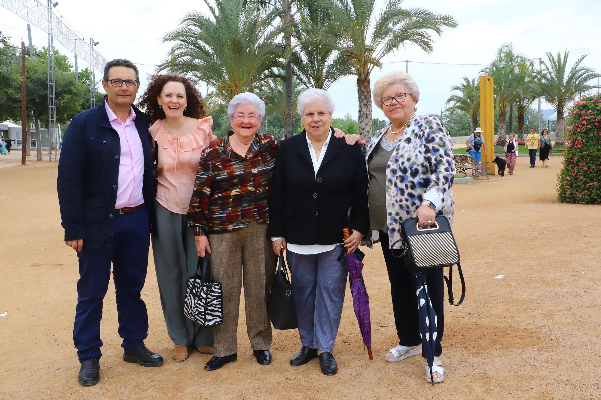 Amigos y familiares en El Arenal el último sábado de Feria