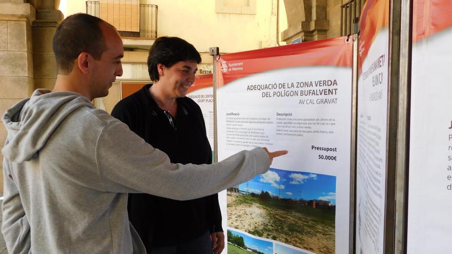 Pol Huguet amb Montse Gibert, coordinadora del Programa de Participació Ciutadana