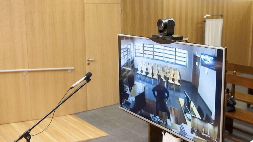 El acusado, Juan C. P., declaró por videoconferencia desde un juzgado de Canarias. // Brais Lorenzo