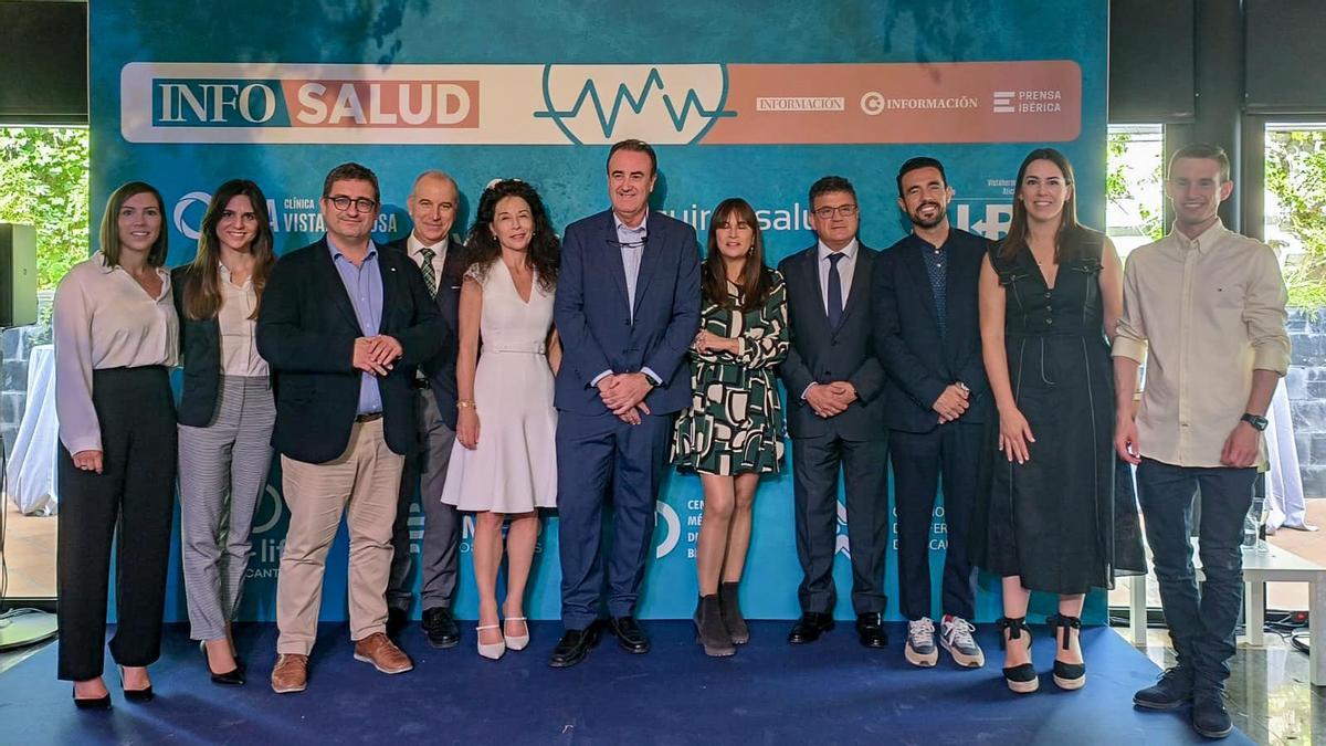 Patrocinadores de INFOSALUD posan junto al ponente del Foro INFOSALUD 2023, Víctor Pedrera.