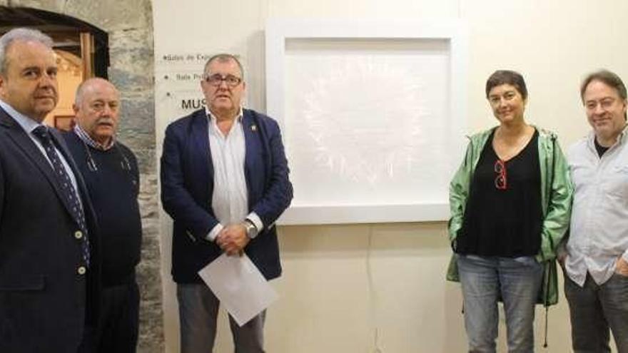 José Ramón González, Gumersindo Cuervo, Simón Guardado, Lydia Santamarina y Luis Feás, ante la obra &quot;Solar&quot;.