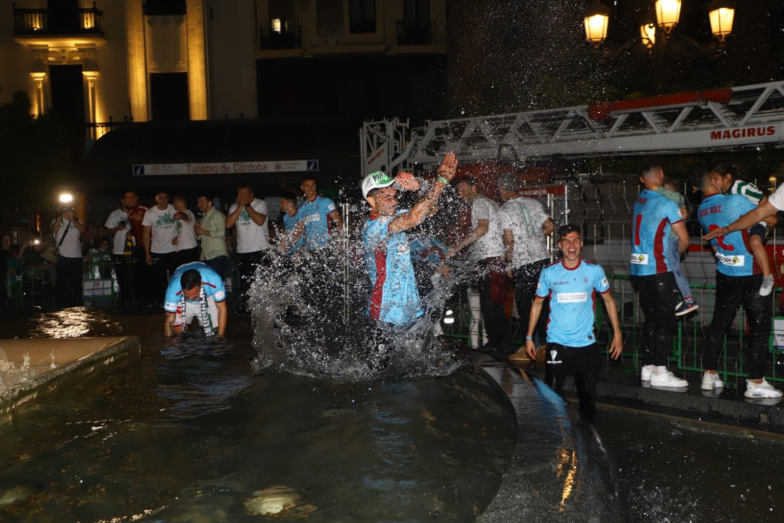 Los aficionados cordobesistas celebran el ascenso en Las Tendillas